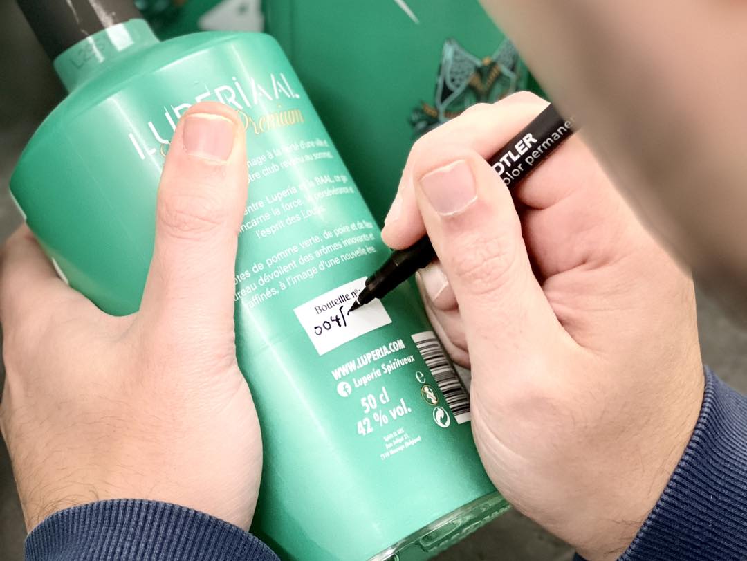 Numérotation à la main des bouteilles de Luperiaal