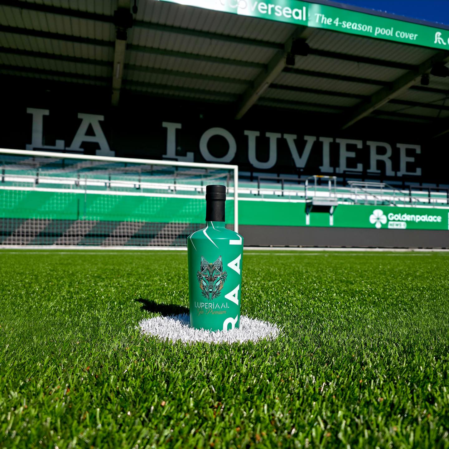 Bouteille de Luperiaal posée sur le terrain du stade de la RAAL La Louvière