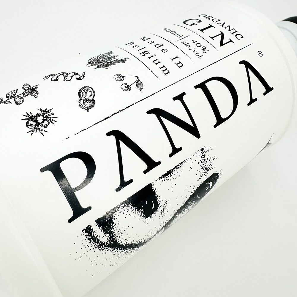Détail de la bouteille Panda Gin avec illustration du panda et botaniques dessinées sur l’étiquette