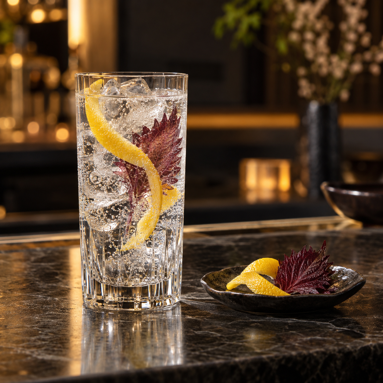 SAKURAO GIN ORIGINAL servi avec Indian tonic water, agrémenté de Yuzu peel et Red shiso leaf
