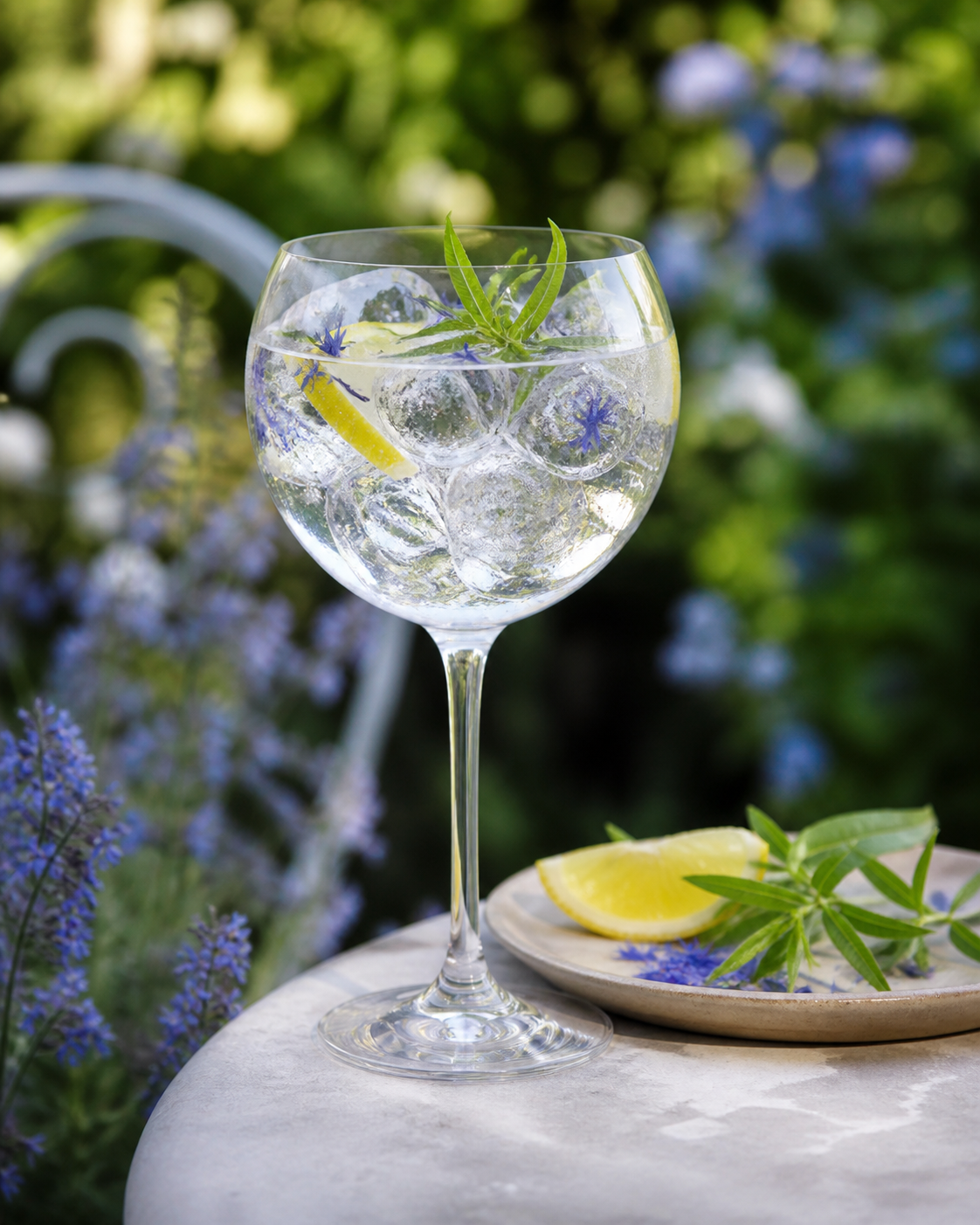 Anae Gin servi avec Fever-Tree Indian Tonic Water, agrémenté de Lemon verbena et Cornflower petals