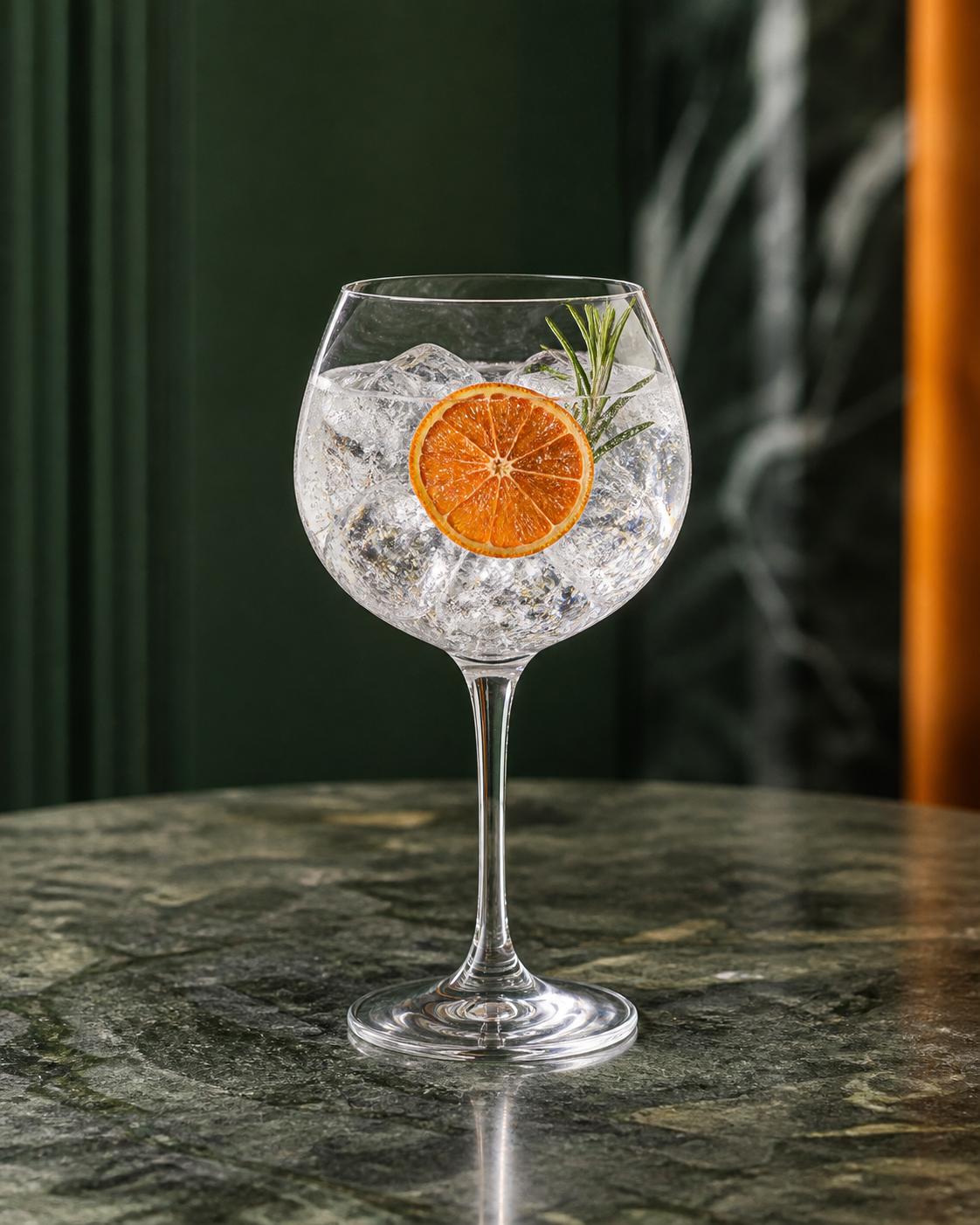 Stirling Gin servi avec Fever-Tree Mediterranean Tonic Water, agrémenté de dried orange wheel et rosemary sprig